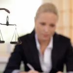 כמה עורך דין מצליח מרוויח?